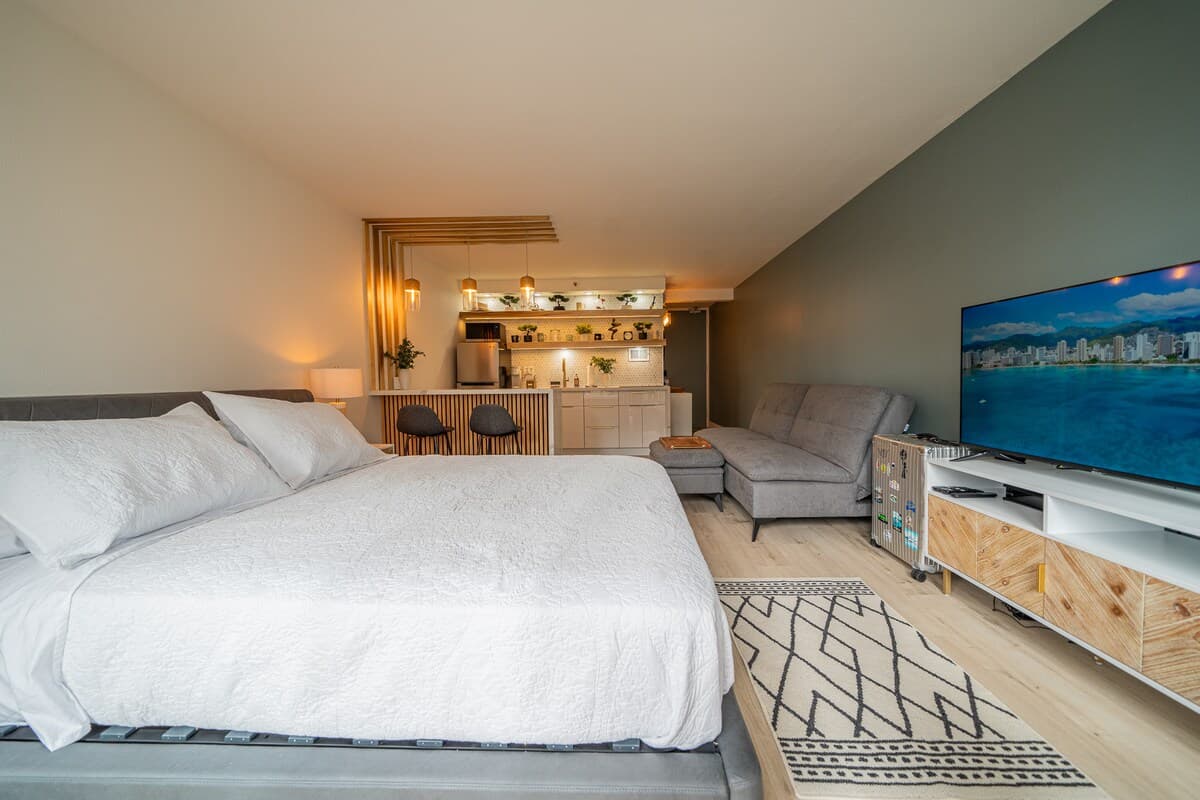 Condo in Honolulu · ★4.89 · Studio · 2 beds · 1 private bath - Photo 1