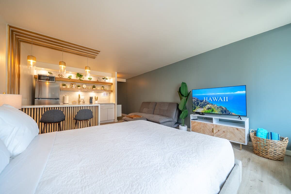 Condo in Honolulu · ★4.95 · Studio · 2 beds · 1 private bath - Photo 4