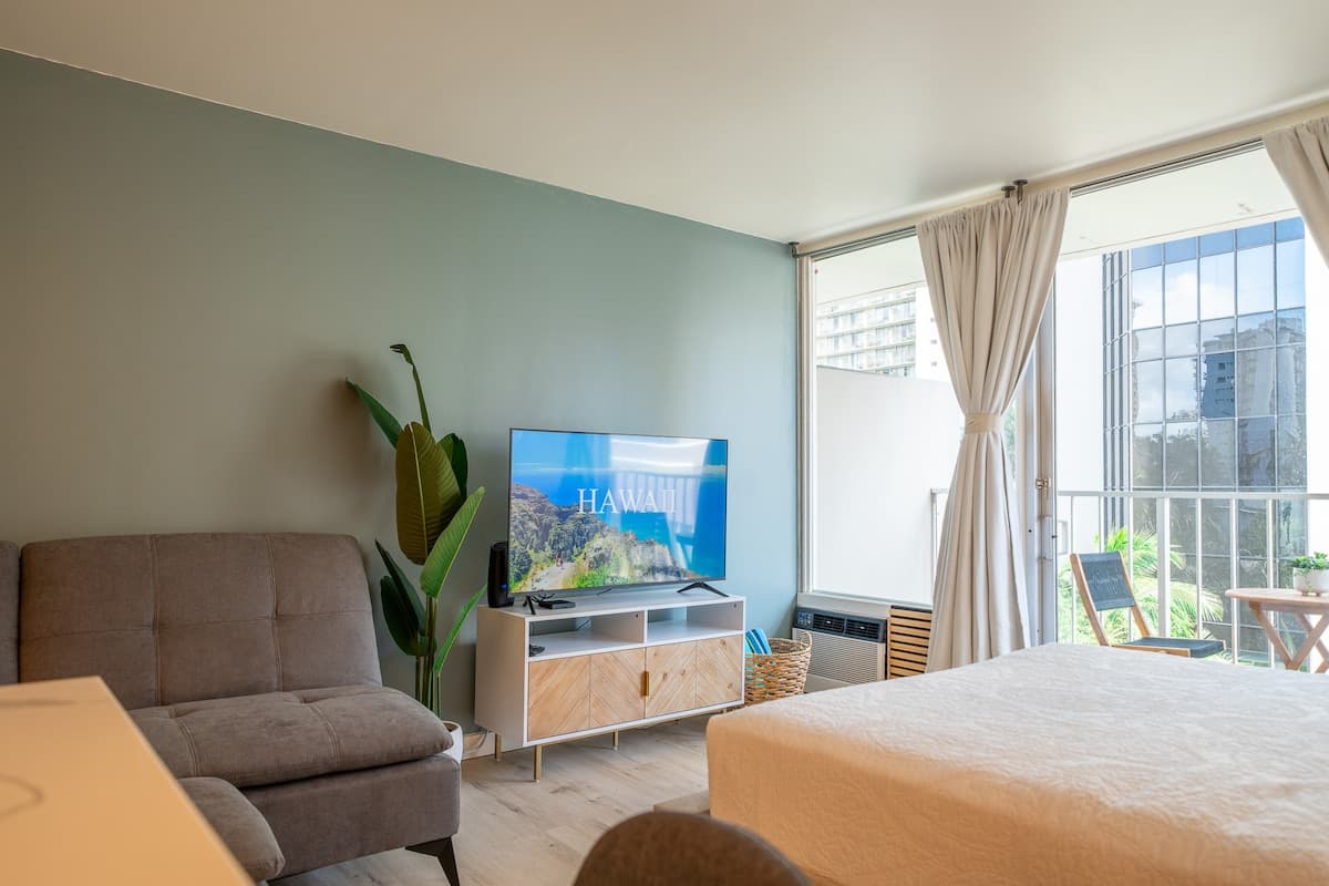 Condo in Honolulu · ★4.95 · Studio · 2 beds · 1 private bath - Photo 3