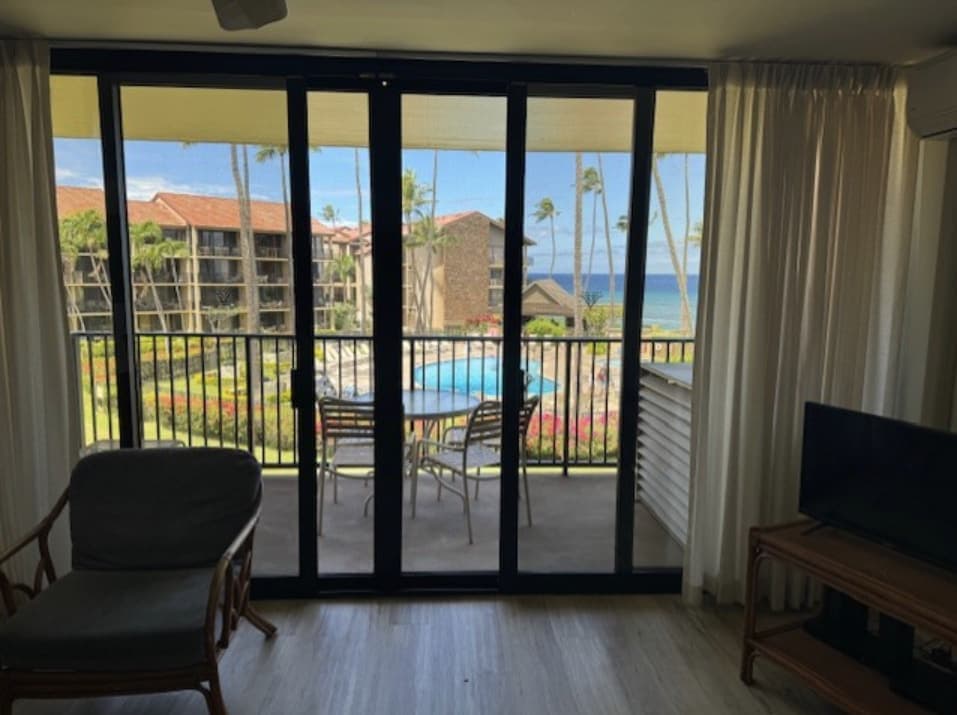 Condo in Lahaina · ★4.58 · 1 bedroom · 2 beds · 1 private bath - Photo 4