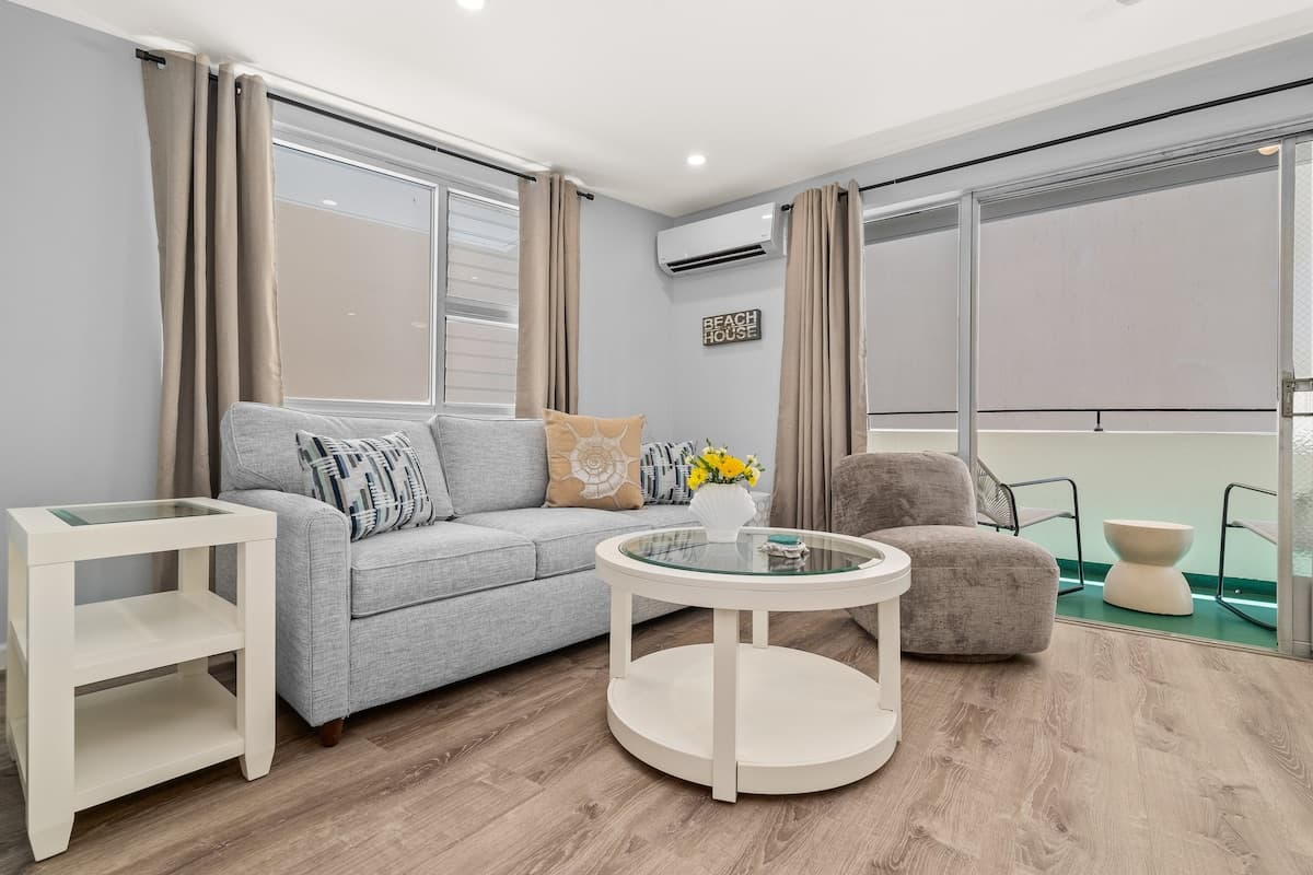 Condo in Honolulu · ★4.5 · 2 bedrooms · 4 beds · 1 private bath - Photo 2