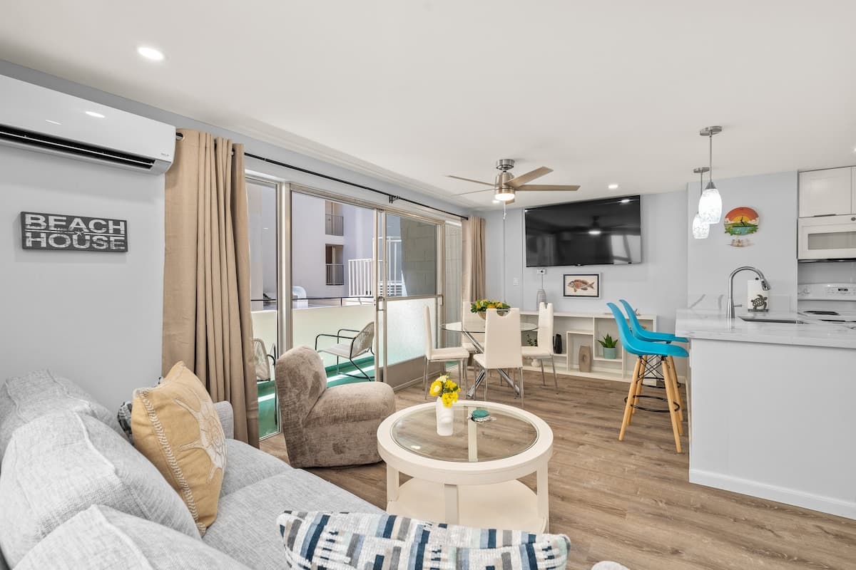 Condo in Honolulu · ★4.5 · 2 bedrooms · 4 beds · 1 private bath - Photo 1
