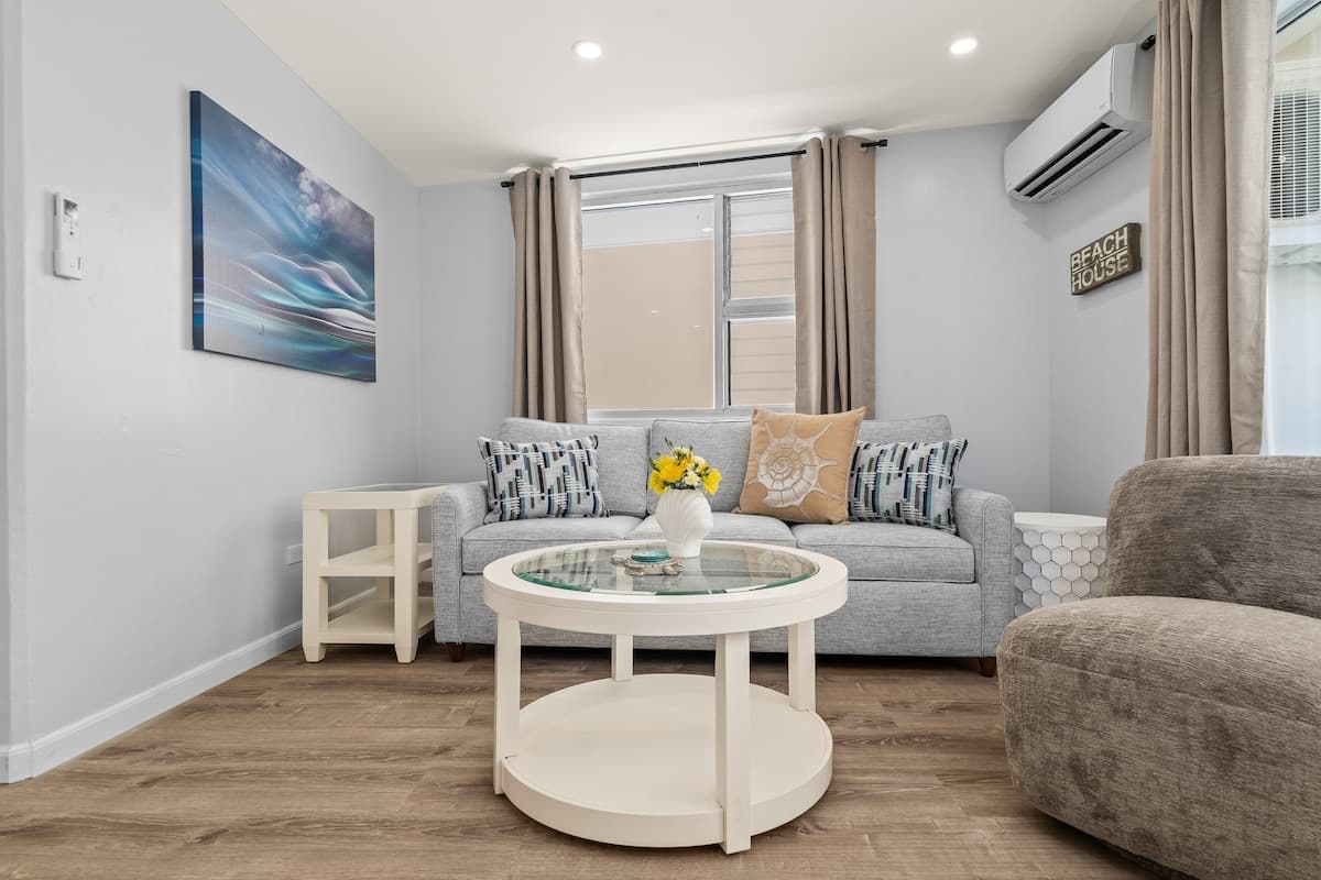 Condo in Honolulu · ★4.5 · 2 bedrooms · 4 beds · 1 private bath - Photo 5