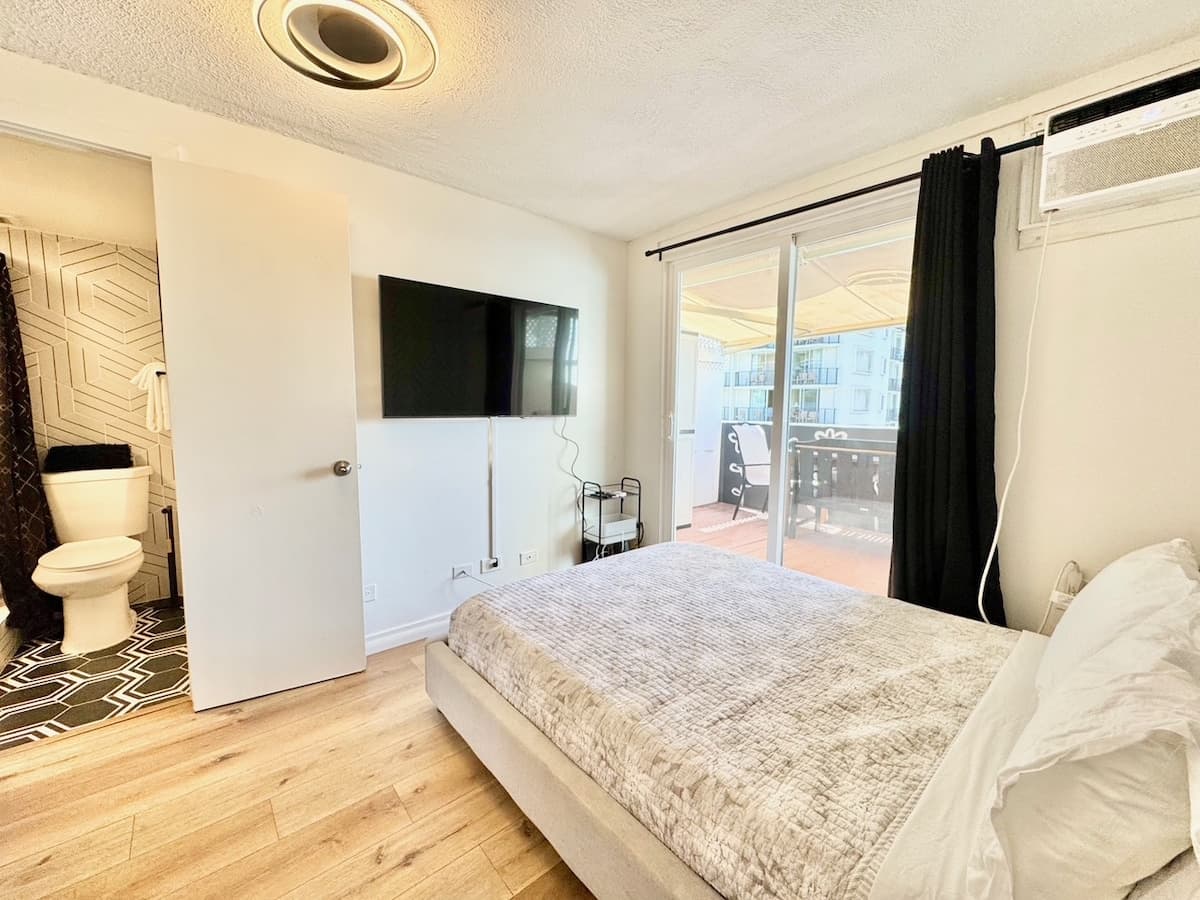 Ocean View 3 bed/3 bath Penthouse in Waikiki - Photo 3