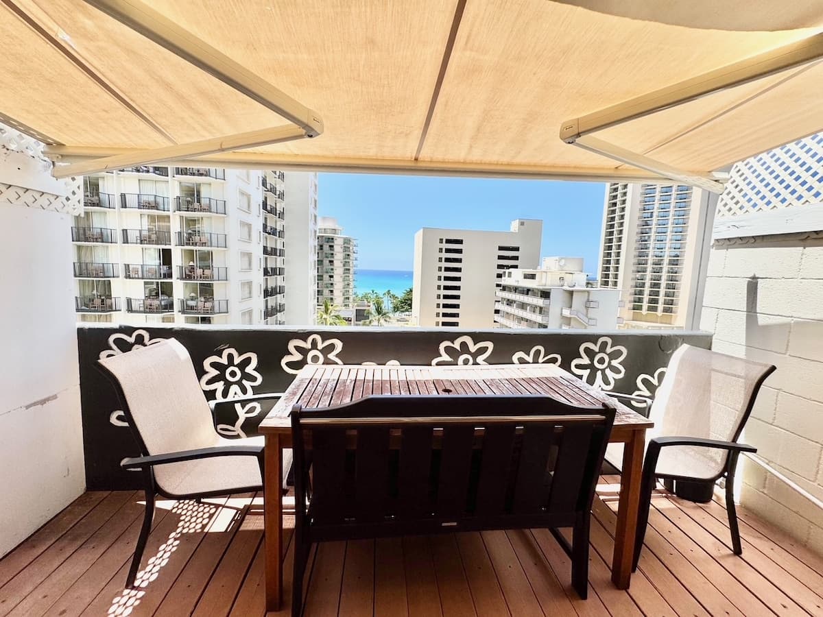 Ocean View 3 bed/3 bath Penthouse in Waikiki - Photo 1