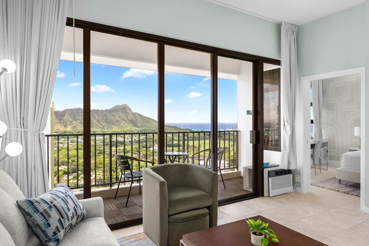 Condo in Honolulu · ★4.9 · 1 bedroom · 2 beds · 1 private bath - Photo 5