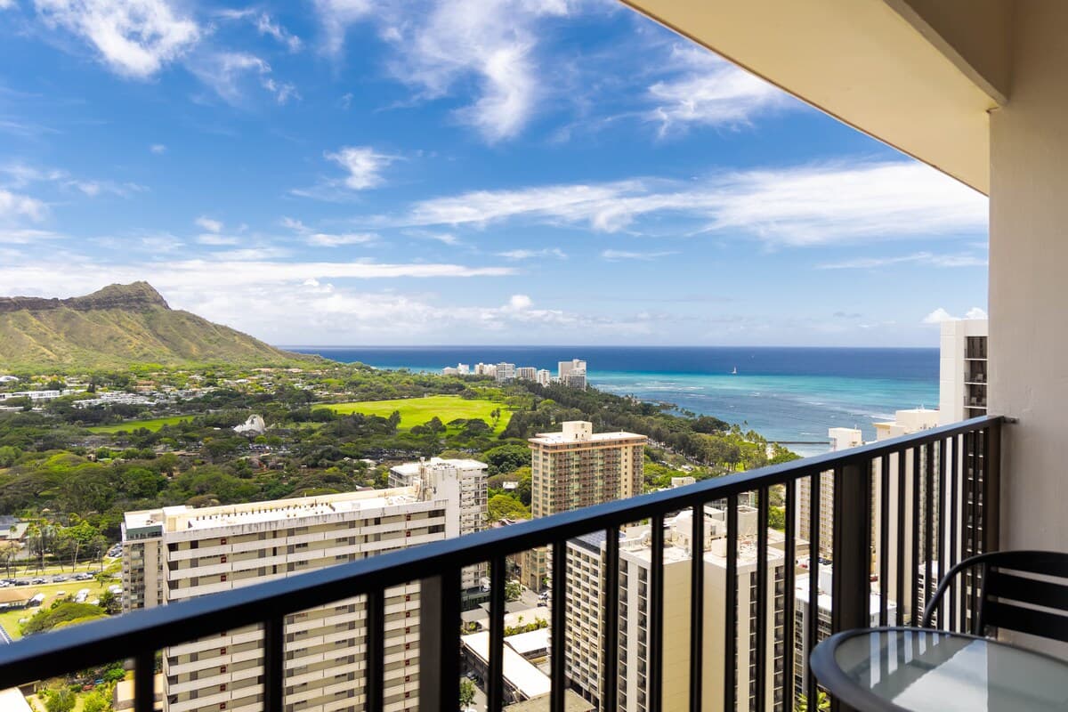 Condo in Honolulu · ★4.9 · 1 bedroom · 2 beds · 1 private bath - Photo 4