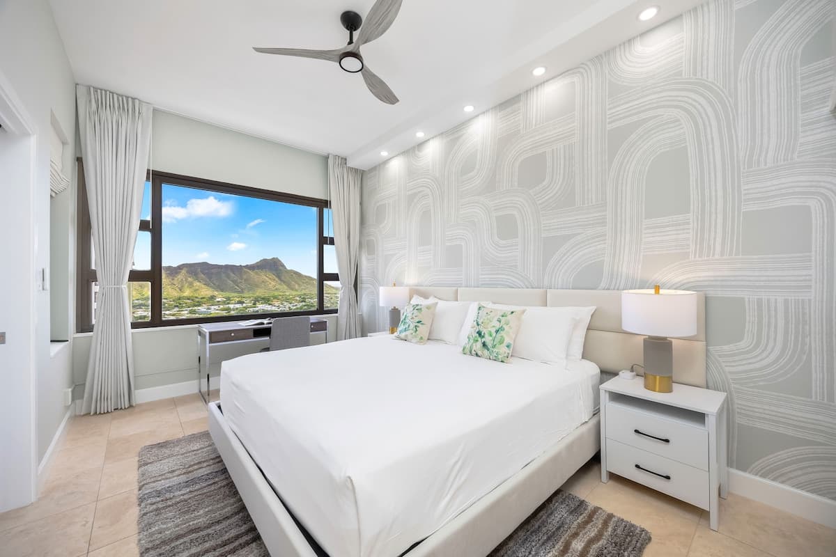 Condo in Honolulu · ★4.9 · 1 bedroom · 2 beds · 1 private bath - Photo 1