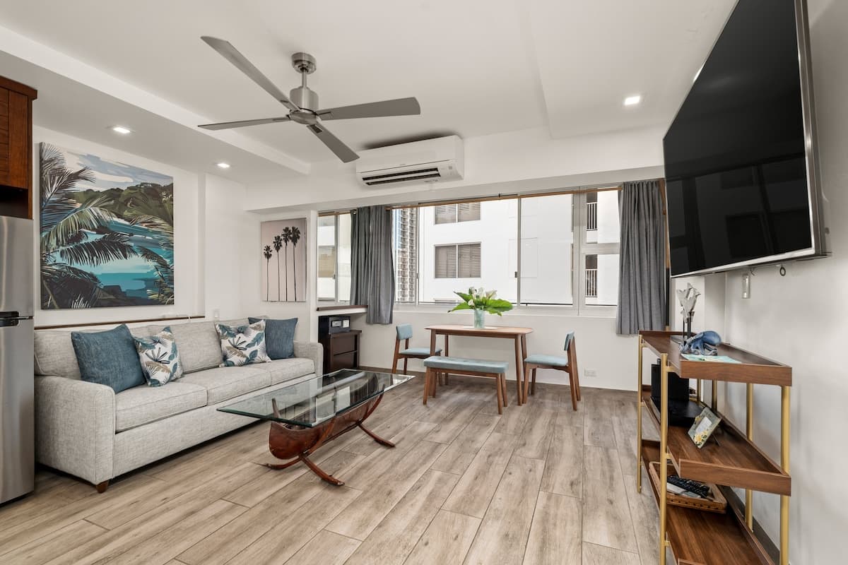 Condo in Honolulu · ★5.0 · 1 bedroom · 2 beds · 1 private bath - Photo 3
