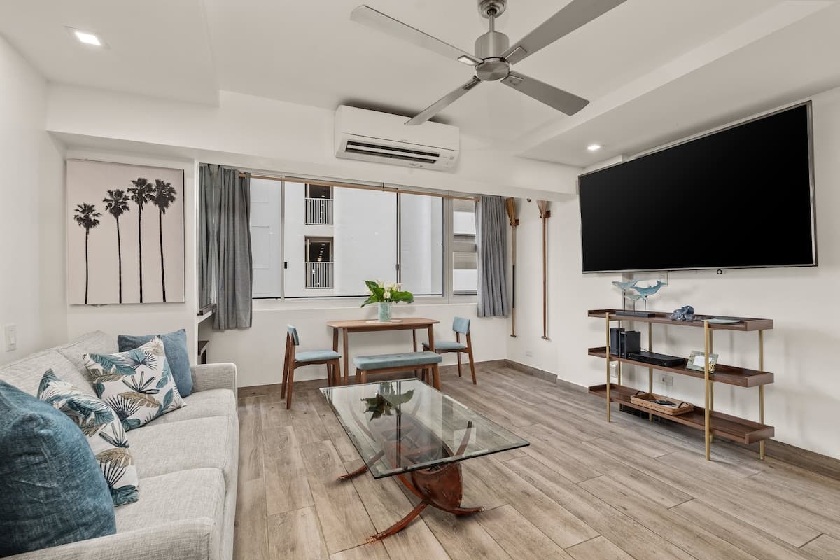 Condo in Honolulu · ★5.0 · 1 bedroom · 2 beds · 1 private bath - Photo 2