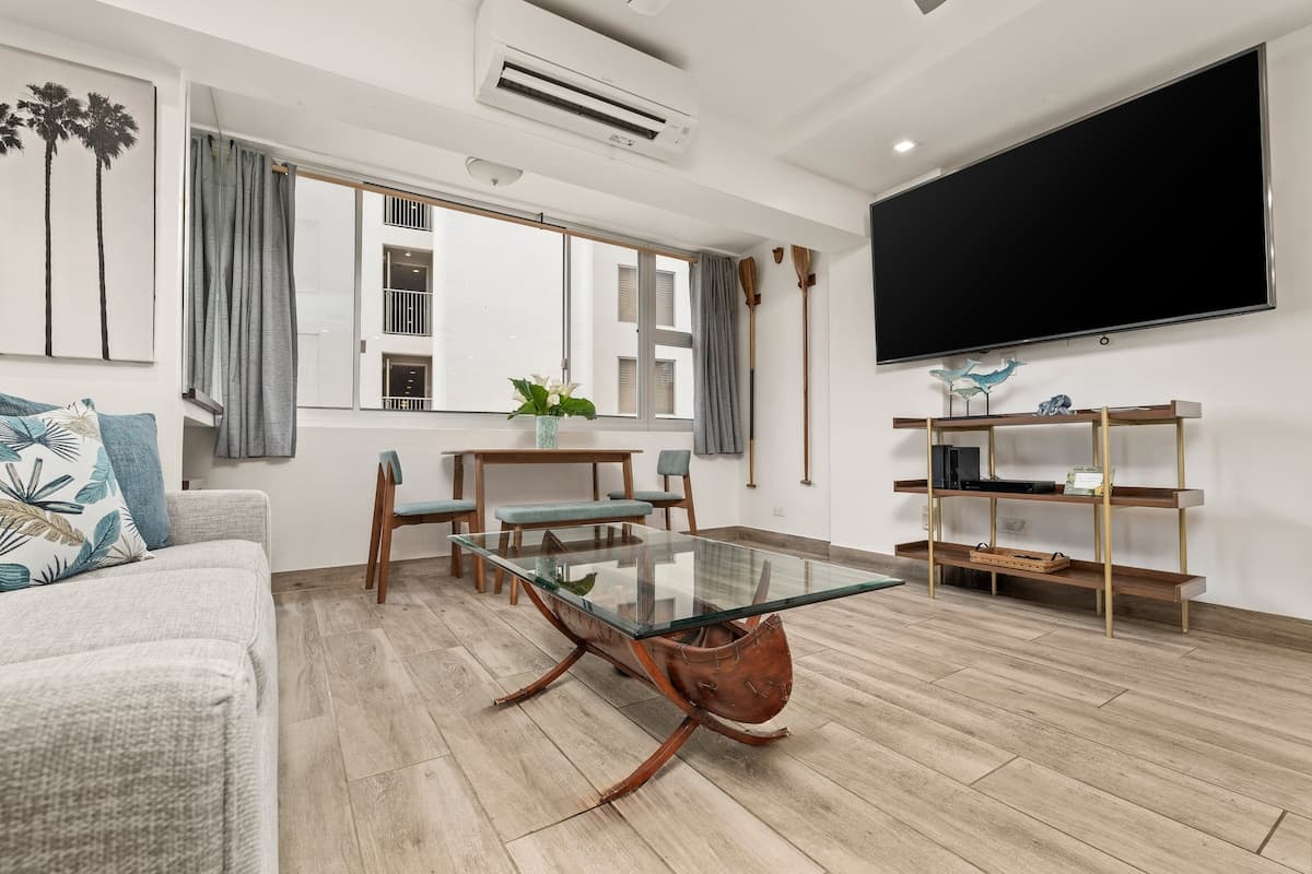 Condo in Honolulu · ★5.0 · 1 bedroom · 2 beds · 1 private bath - Photo 1