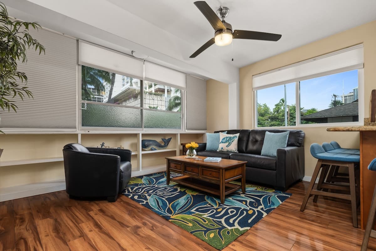 Condo in Honolulu · ★4.58 · 2 bedrooms · 3 beds · 1 private bath - Photo 4