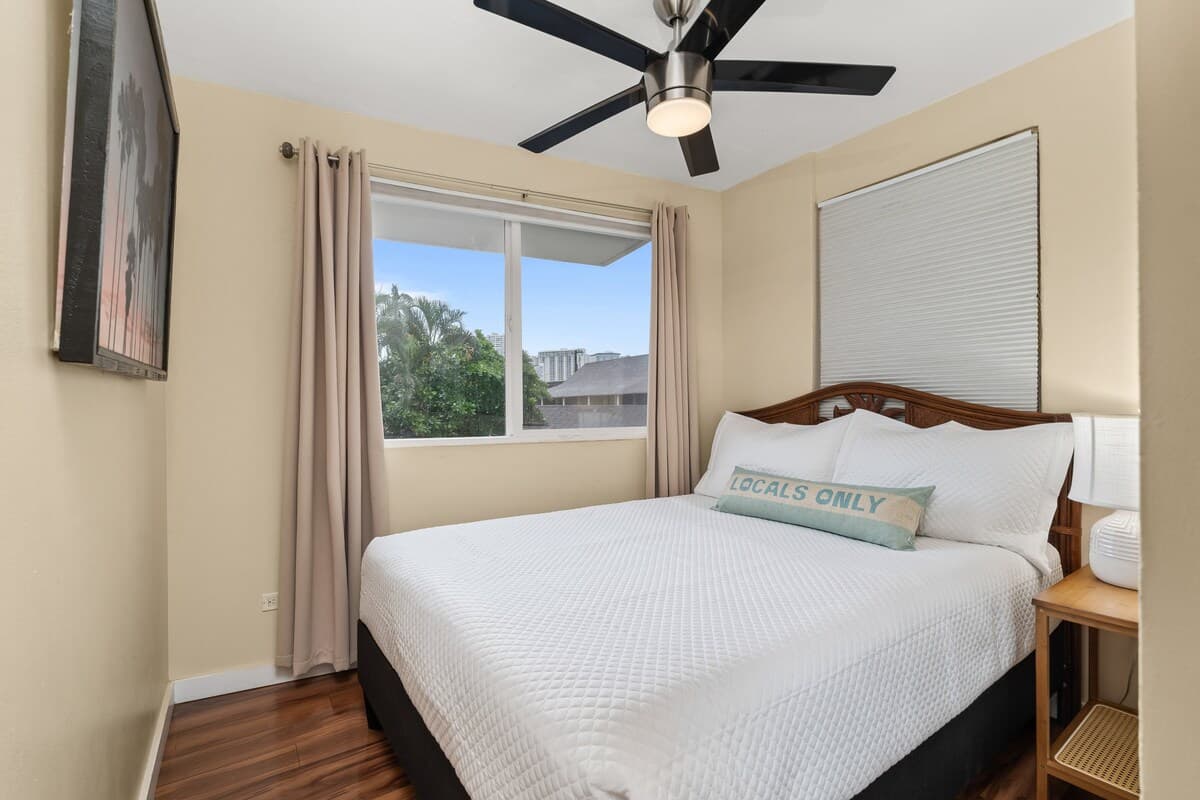Condo in Honolulu · ★4.58 · 2 bedrooms · 3 beds · 1 private bath - Photo 3