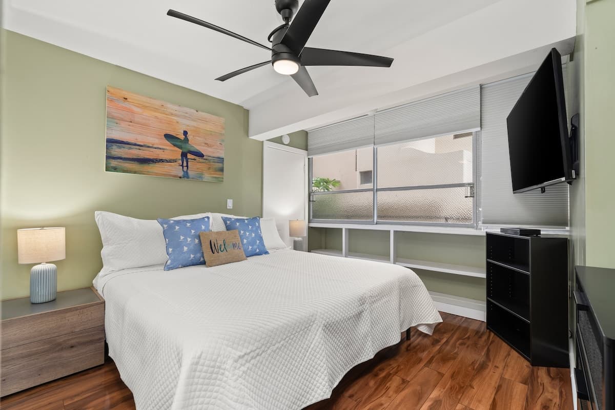 Condo in Honolulu · ★4.58 · 2 bedrooms · 3 beds · 1 private bath - Photo 2