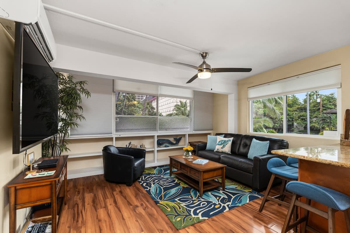 Condo in Honolulu · ★4.58 · 2 bedrooms · 3 beds · 1 private bath - Photo 1