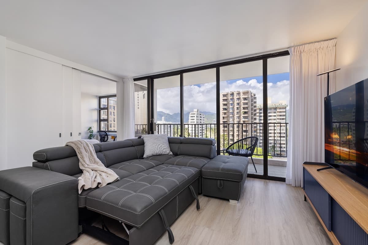 5 min walk to Waikiki Beach, FREE Parking,2bds/WFH - Photo 5