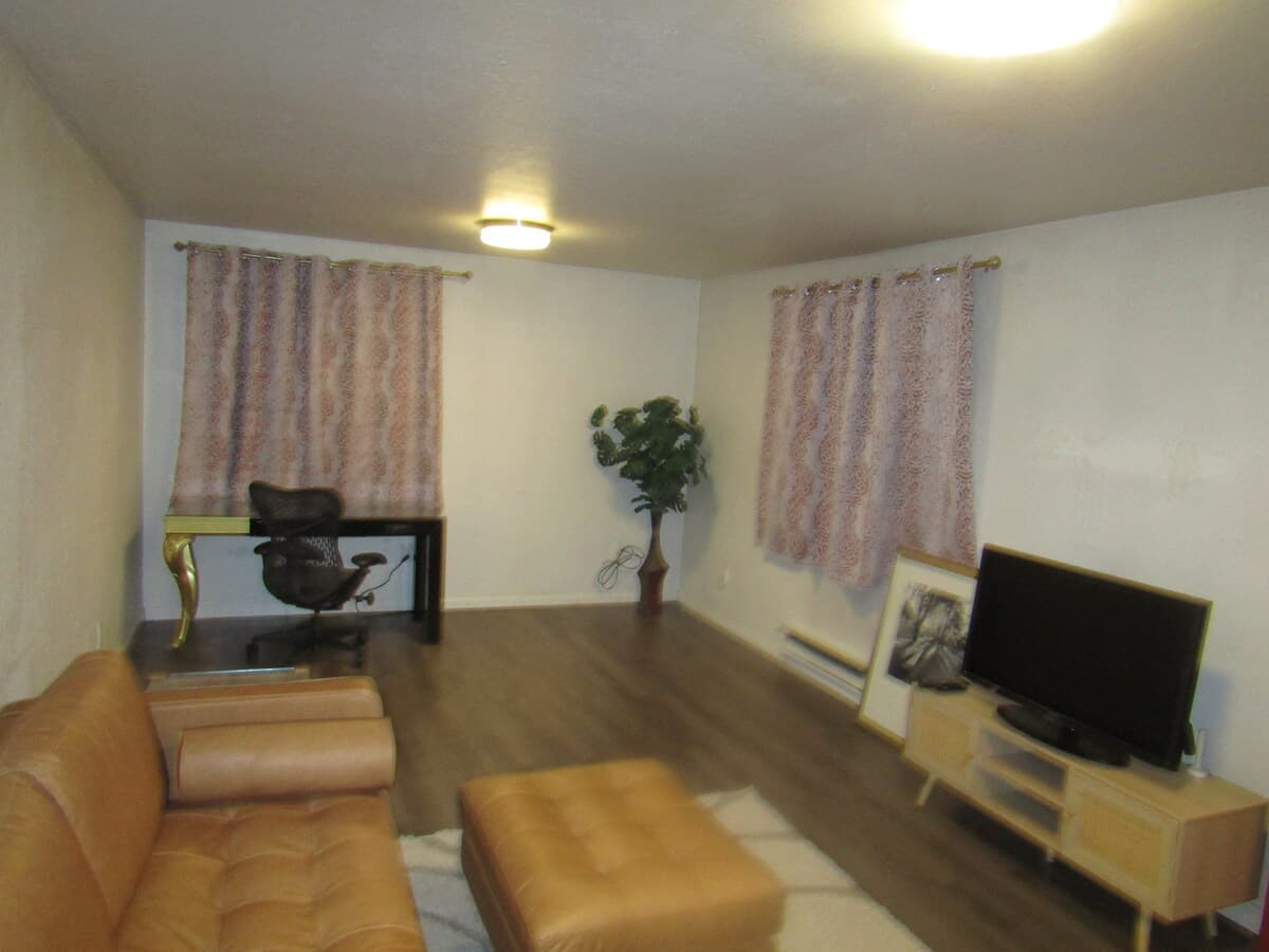 Furnished contemporary unit. - Photo 1
