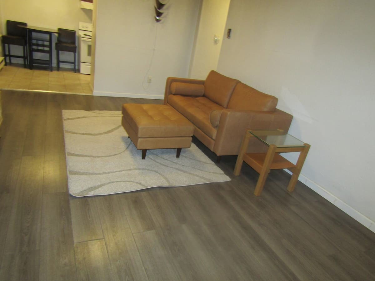 Furnished contemporary unit. - Photo 5