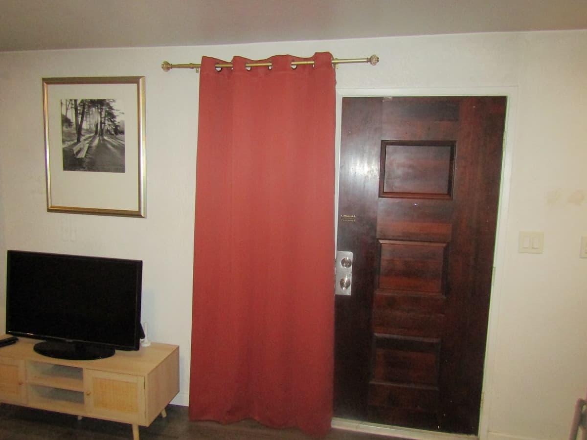 Furnished contemporary unit. - Photo 3