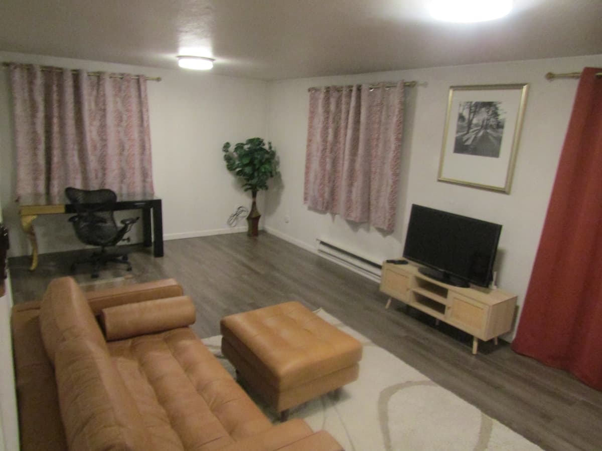 Furnished contemporary unit. - Photo 2