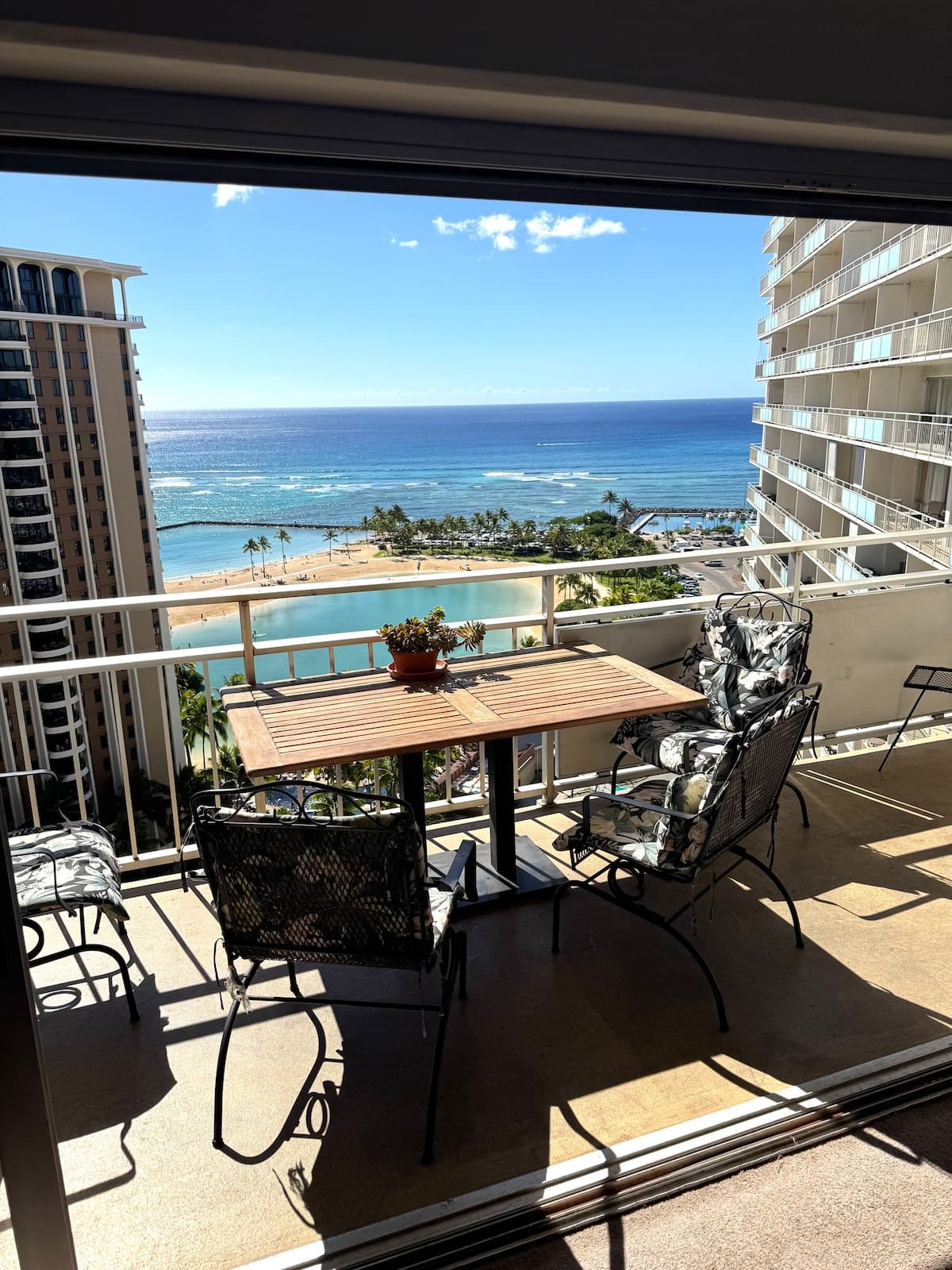 Condo in Honolulu · ★4.88 · Studio · 3 beds · 1 private bath - Photo 1