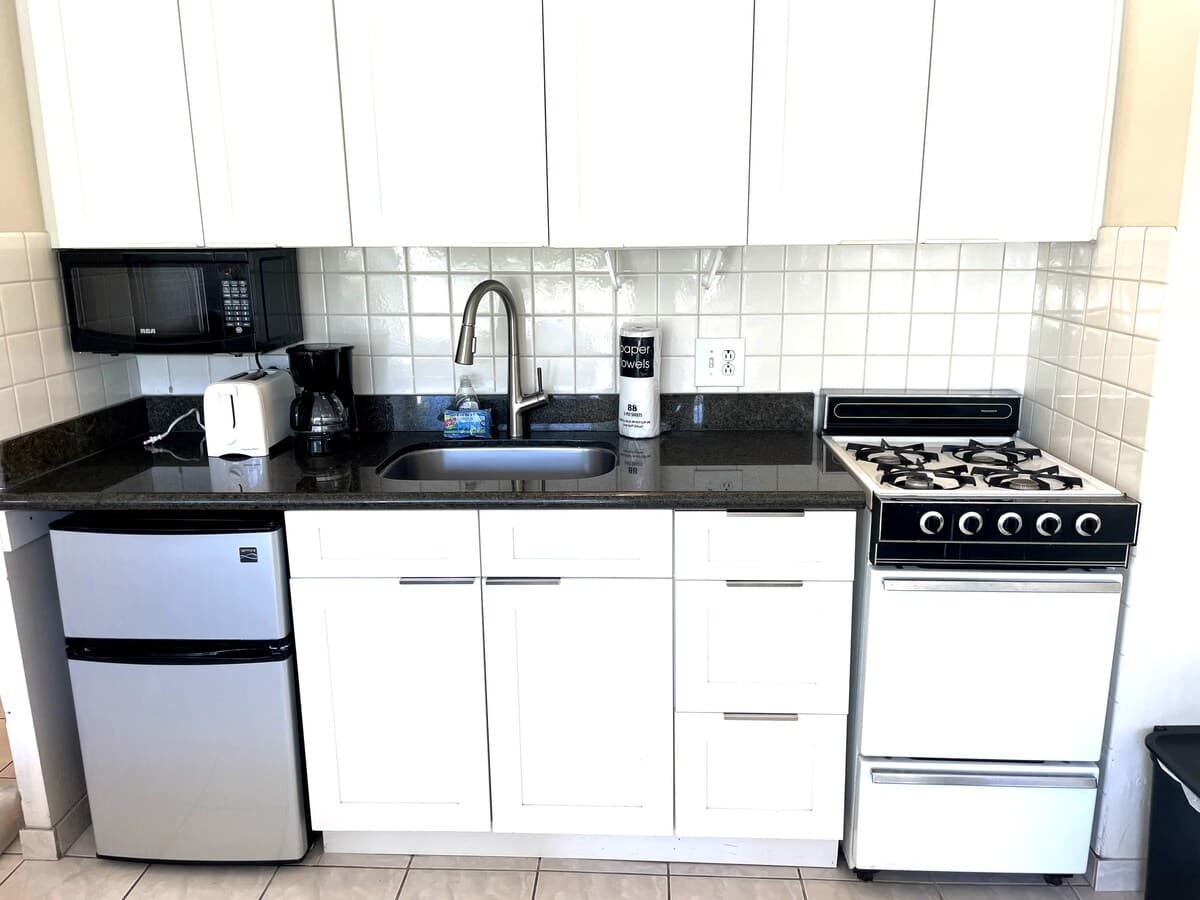 Condo in Honolulu · ★4.72 · Studio · 1 bed · 1 private bath - Photo 2