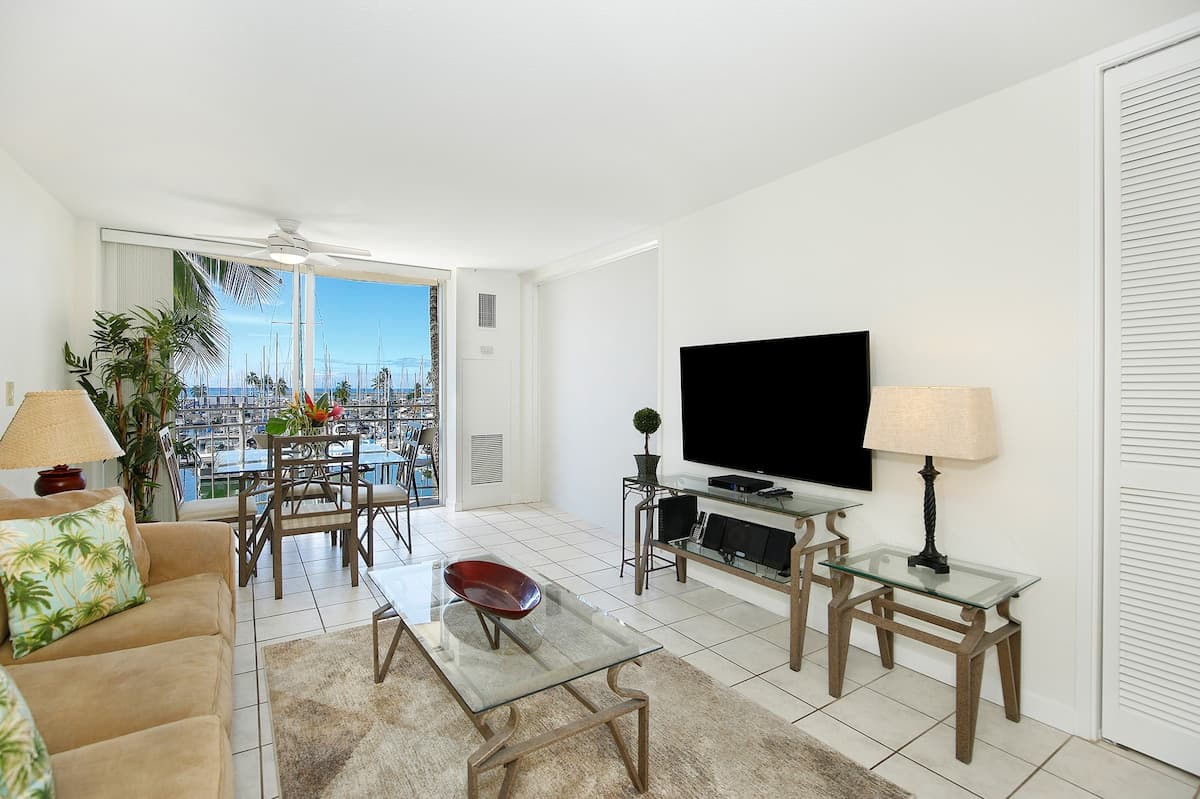 Condo in Honolulu · ★4.76 · 1 bedroom · 2 beds · 1 private bath - Photo 5