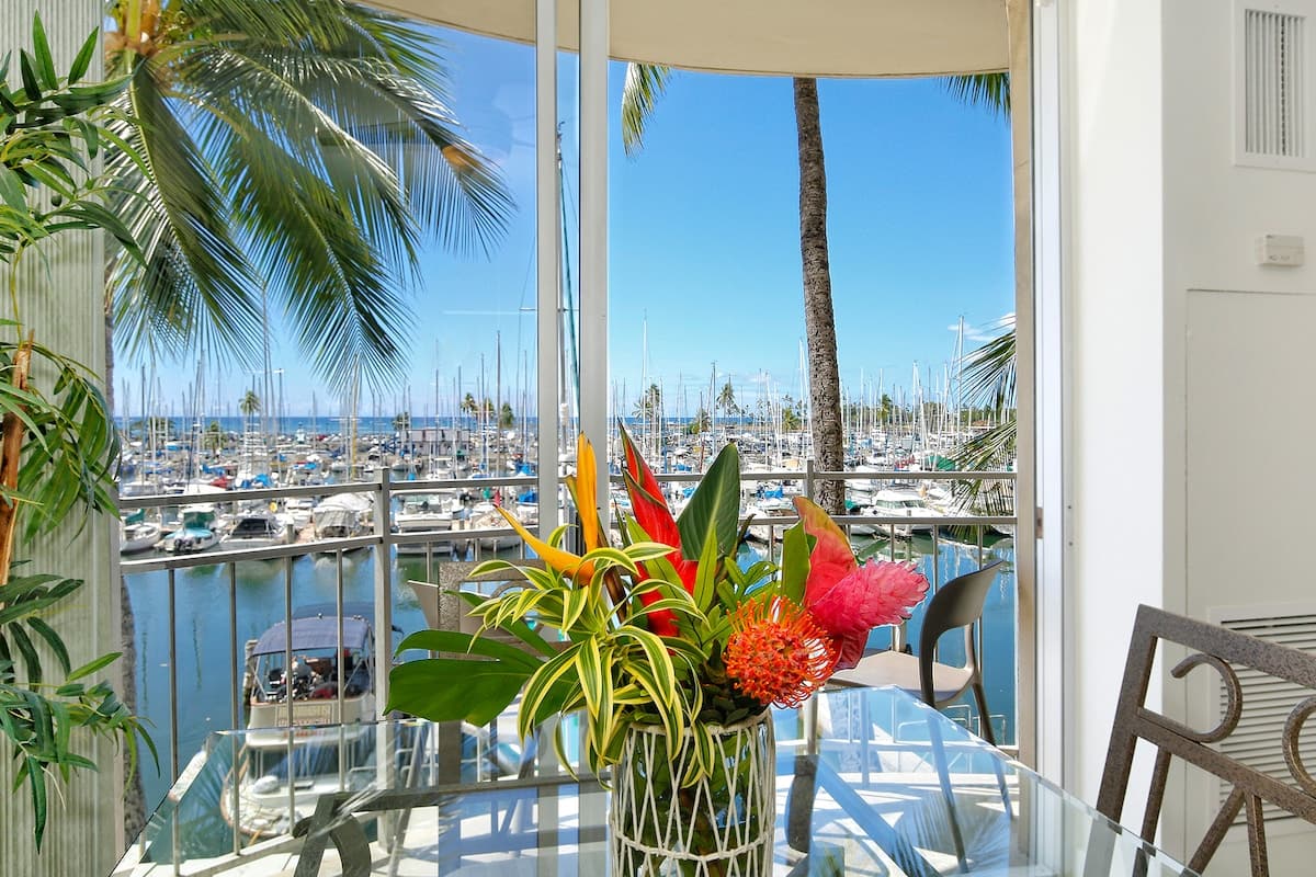 Condo in Honolulu · ★4.76 · 1 bedroom · 2 beds · 1 private bath - Photo 3