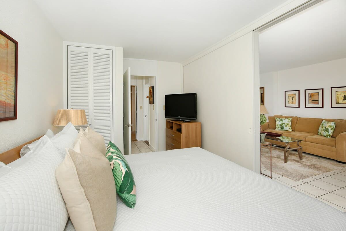 Condo in Honolulu · ★4.76 · 1 bedroom · 2 beds · 1 private bath - Photo 1