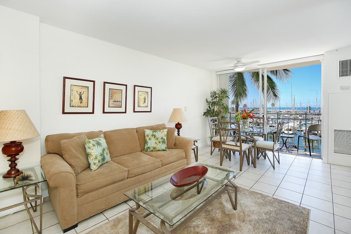 Condo in Honolulu · ★4.76 · 1 bedroom · 2 beds · 1 private bath - Photo 4