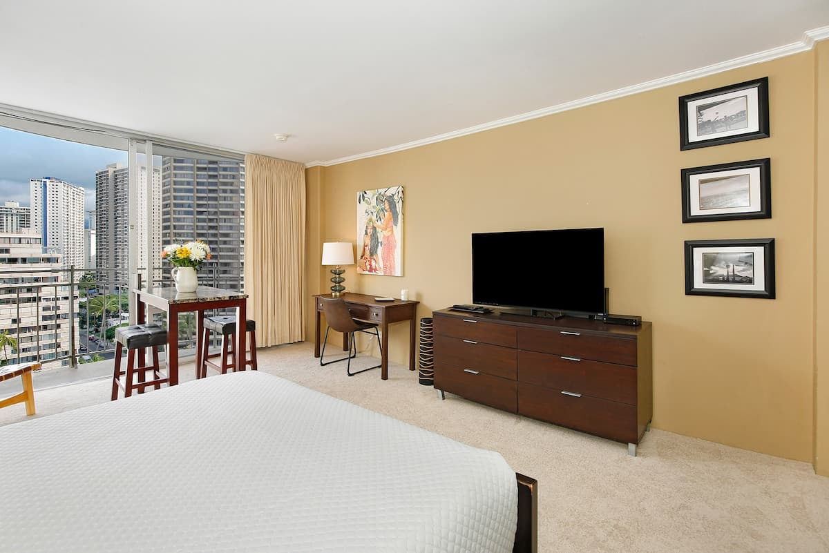 Condo in Honolulu · ★4.47 · Studio · 1 bed · 1 private bath - Photo 2