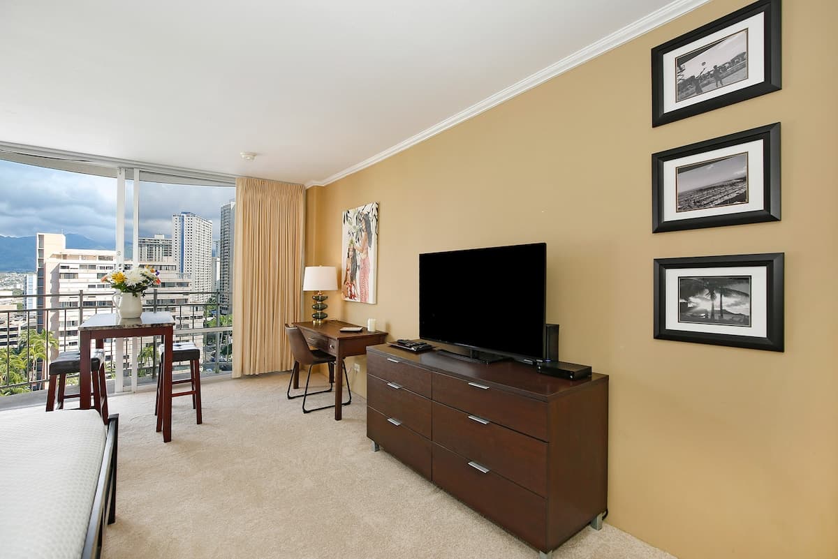 Condo in Honolulu · ★4.47 · Studio · 1 bed · 1 private bath - Photo 3