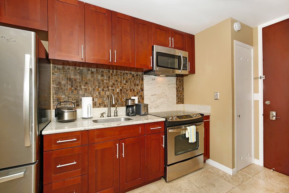 Condo in Honolulu · ★4.47 · Studio · 1 bed · 1 private bath - Photo 5