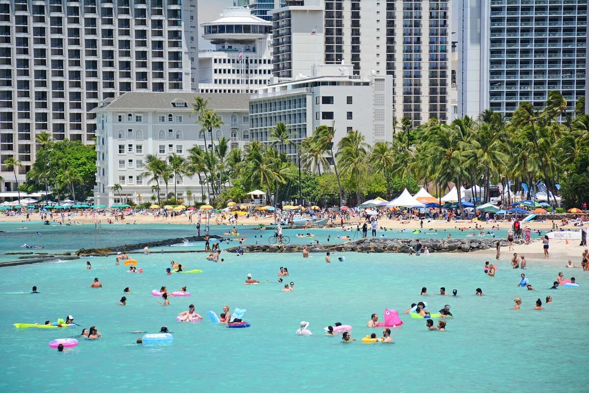 Condo in Honolulu · ★4.87 · 2 bedrooms · 4 beds · 2 private baths - Photo 4