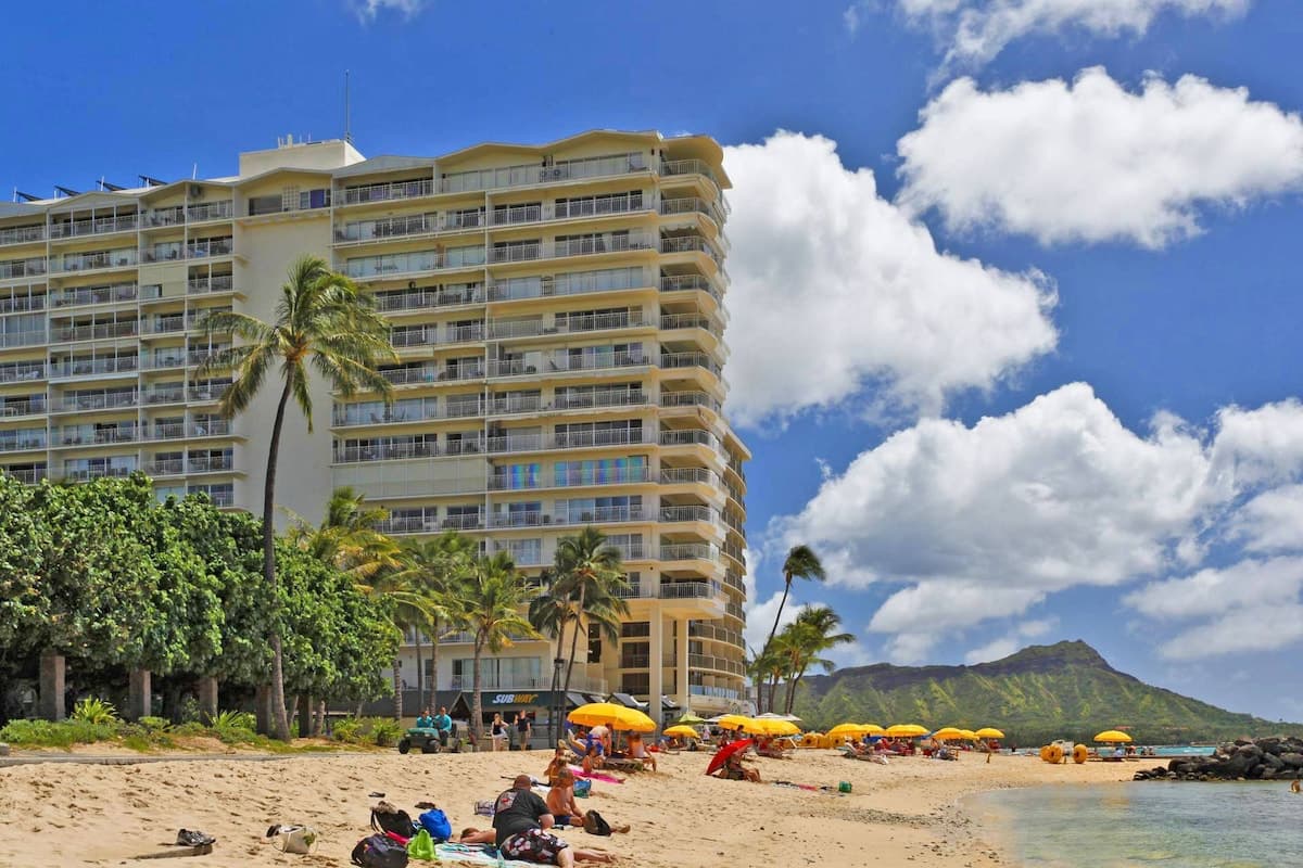 Condo in Honolulu · ★4.88 · 1 bedroom · 2 beds · 1 private bath - Photo 1