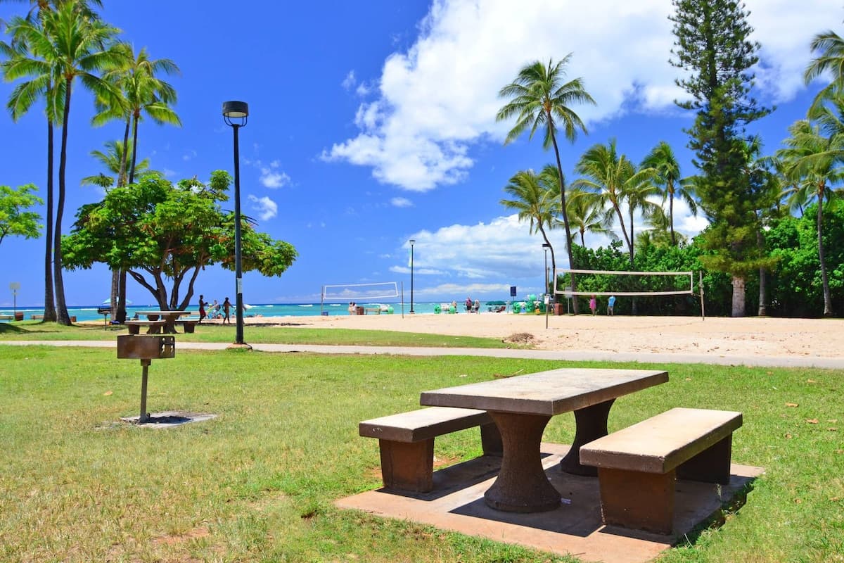 Condo in Honolulu · ★4.88 · 1 bedroom · 2 beds · 1 private bath - Photo 2