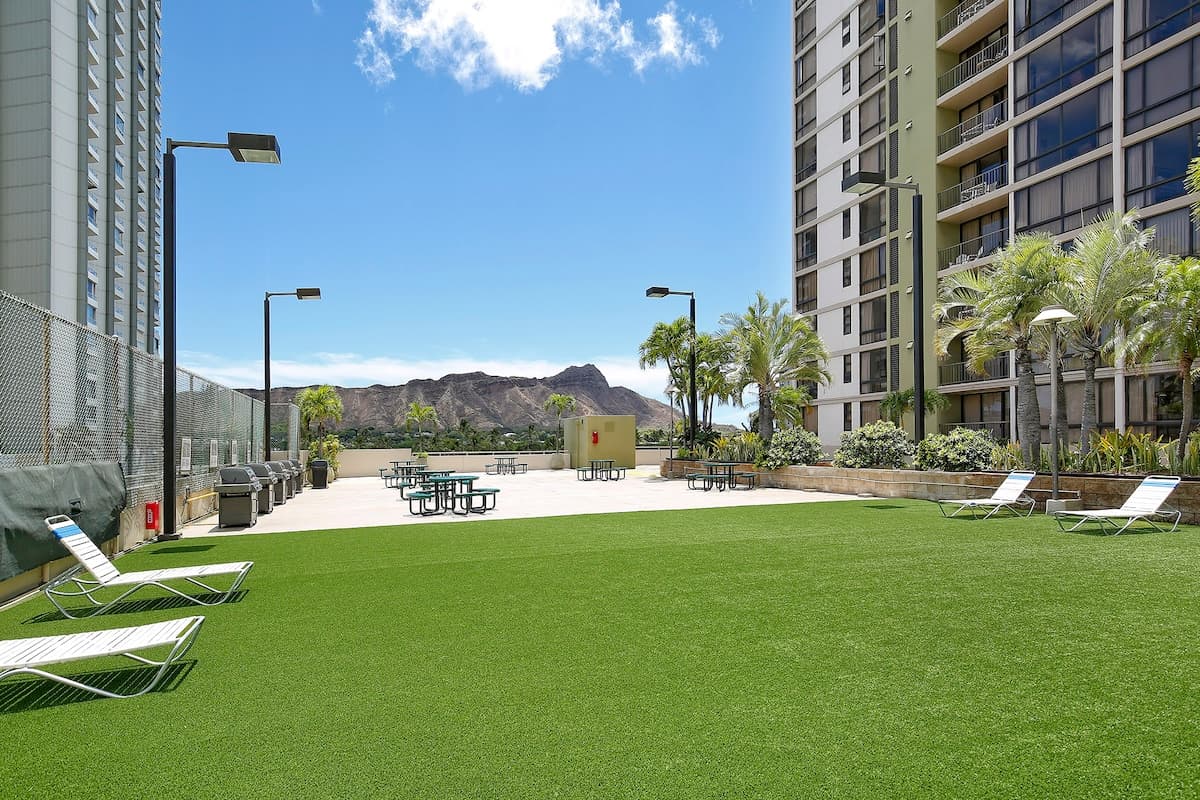 Condo in Honolulu · ★4.85 · 1 bedroom · 2 beds · 1 private bath - Photo 2