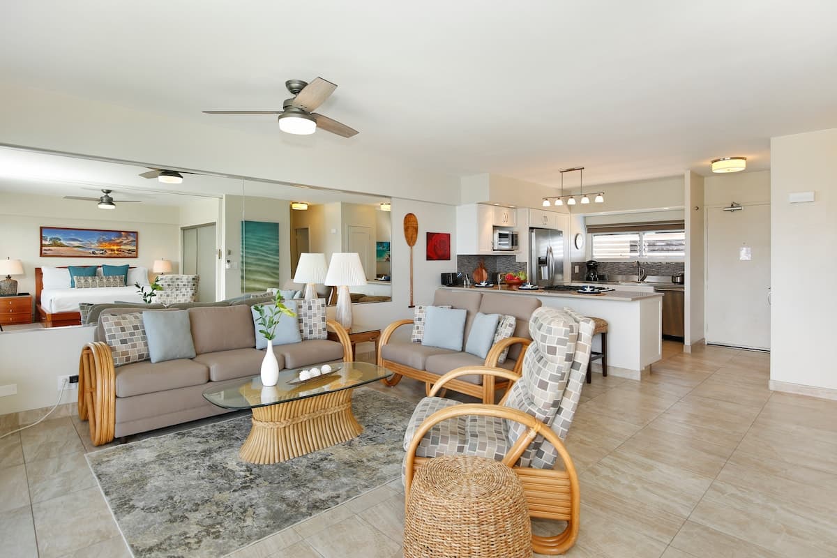 Condo in Honolulu · ★5.0 · 1 bedroom · 2 beds · 1 private bath - Photo 5