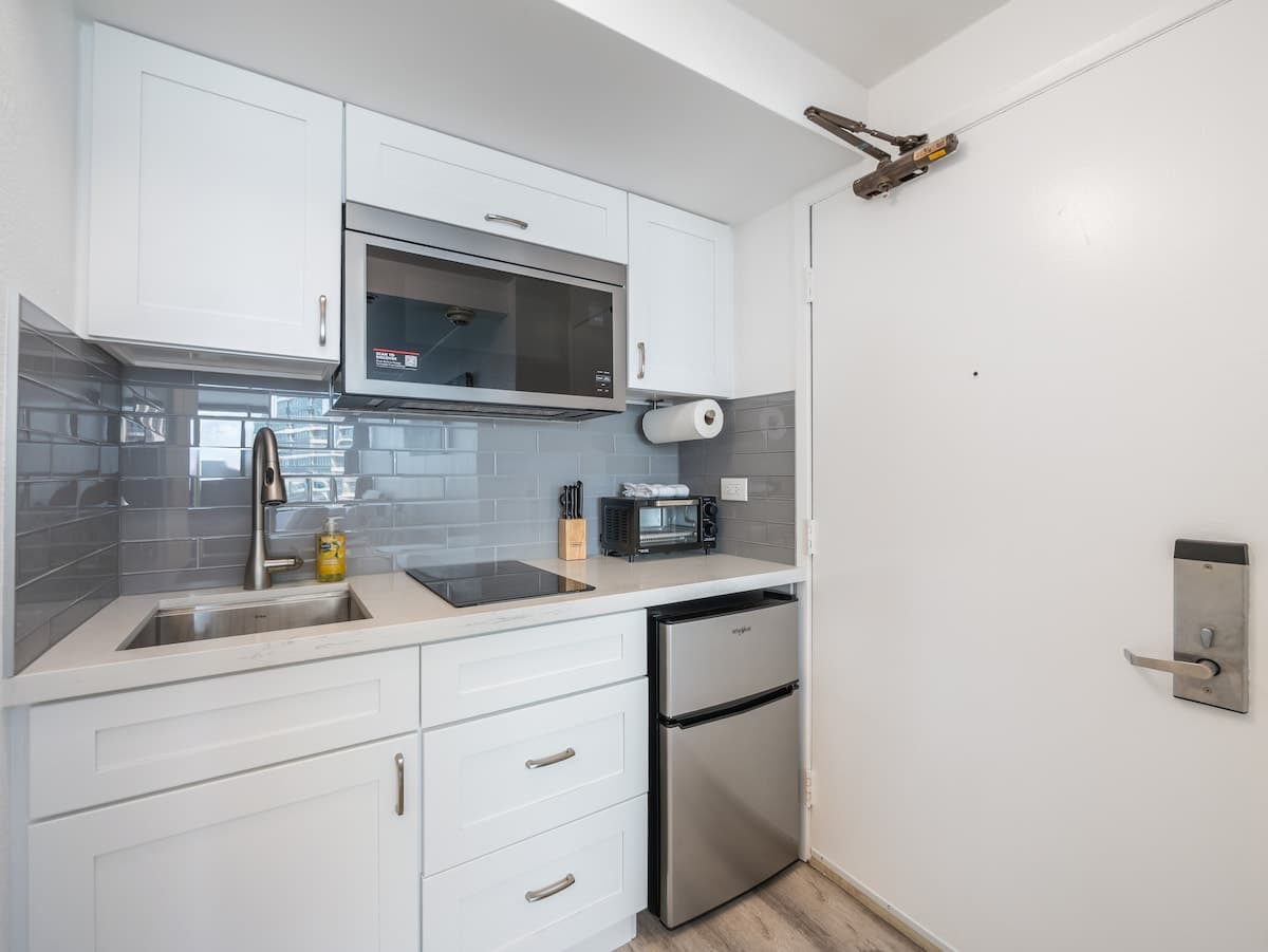 Renovated Cute Cozy Studio in Waikiki - Photo 3