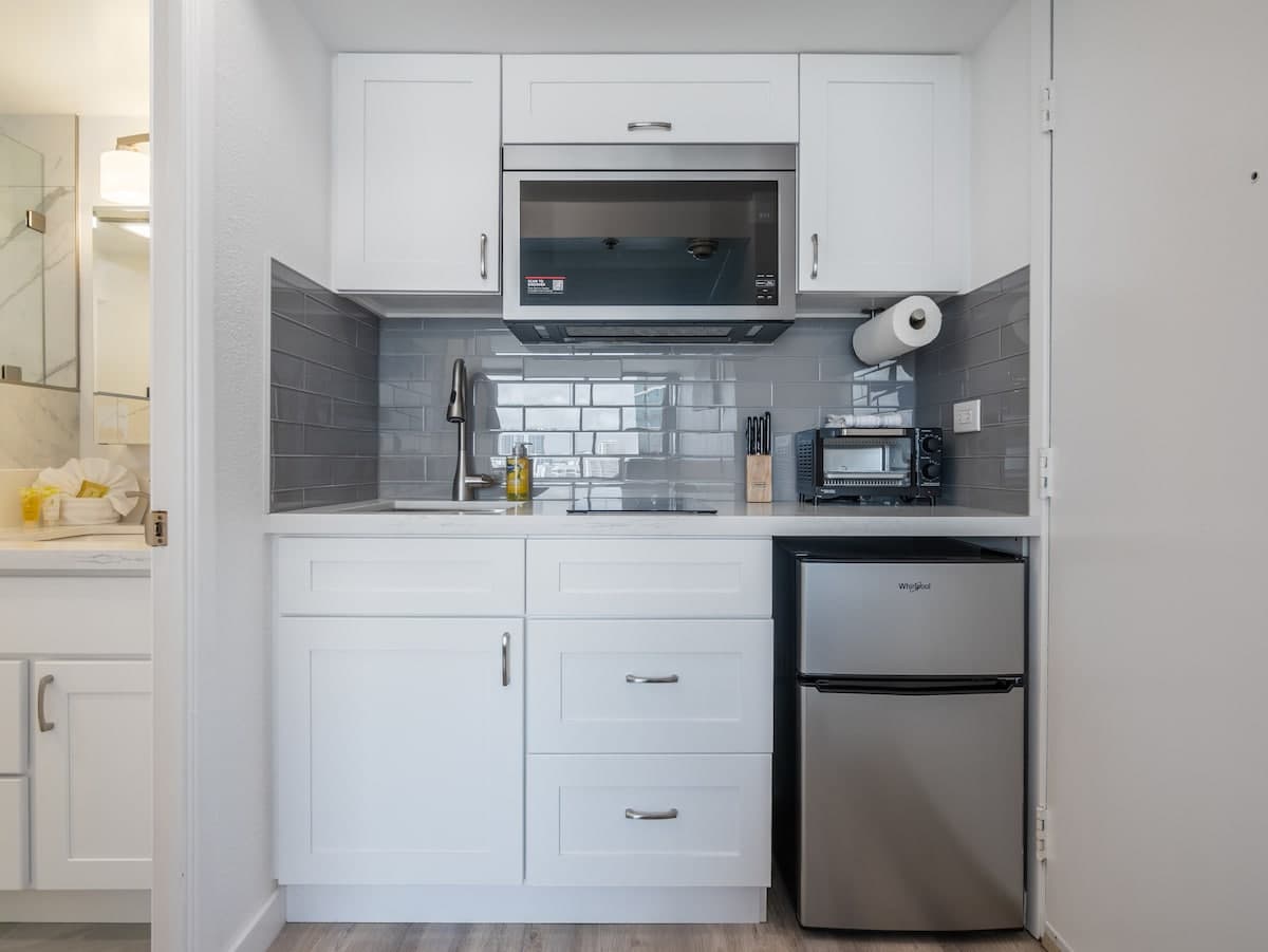 Renovated Cute Cozy Studio in Waikiki - Photo 4
