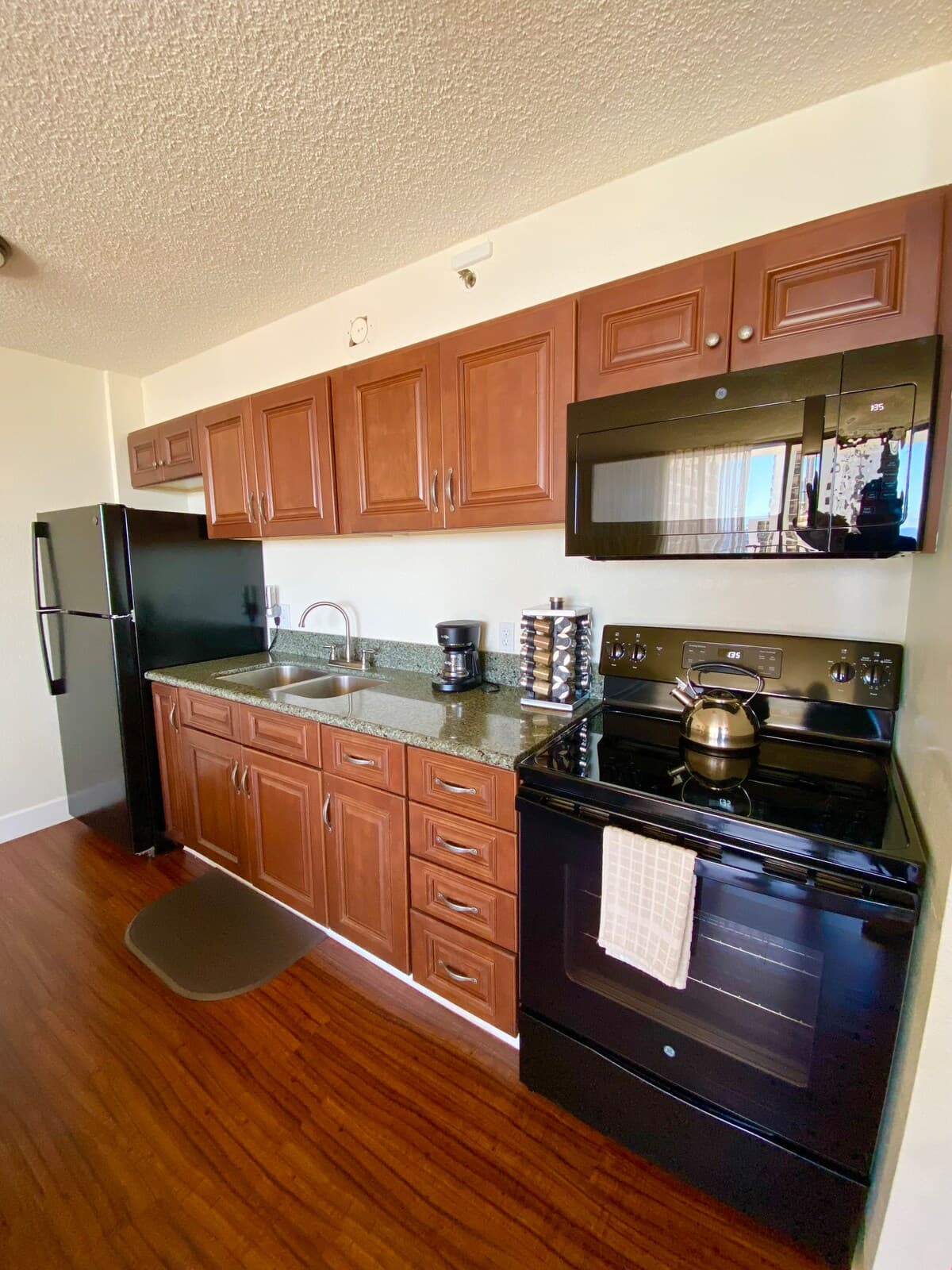 Condo in Honolulu · ★4.96 · 1 bedroom · 3 beds · 1 private bath - Photo 3