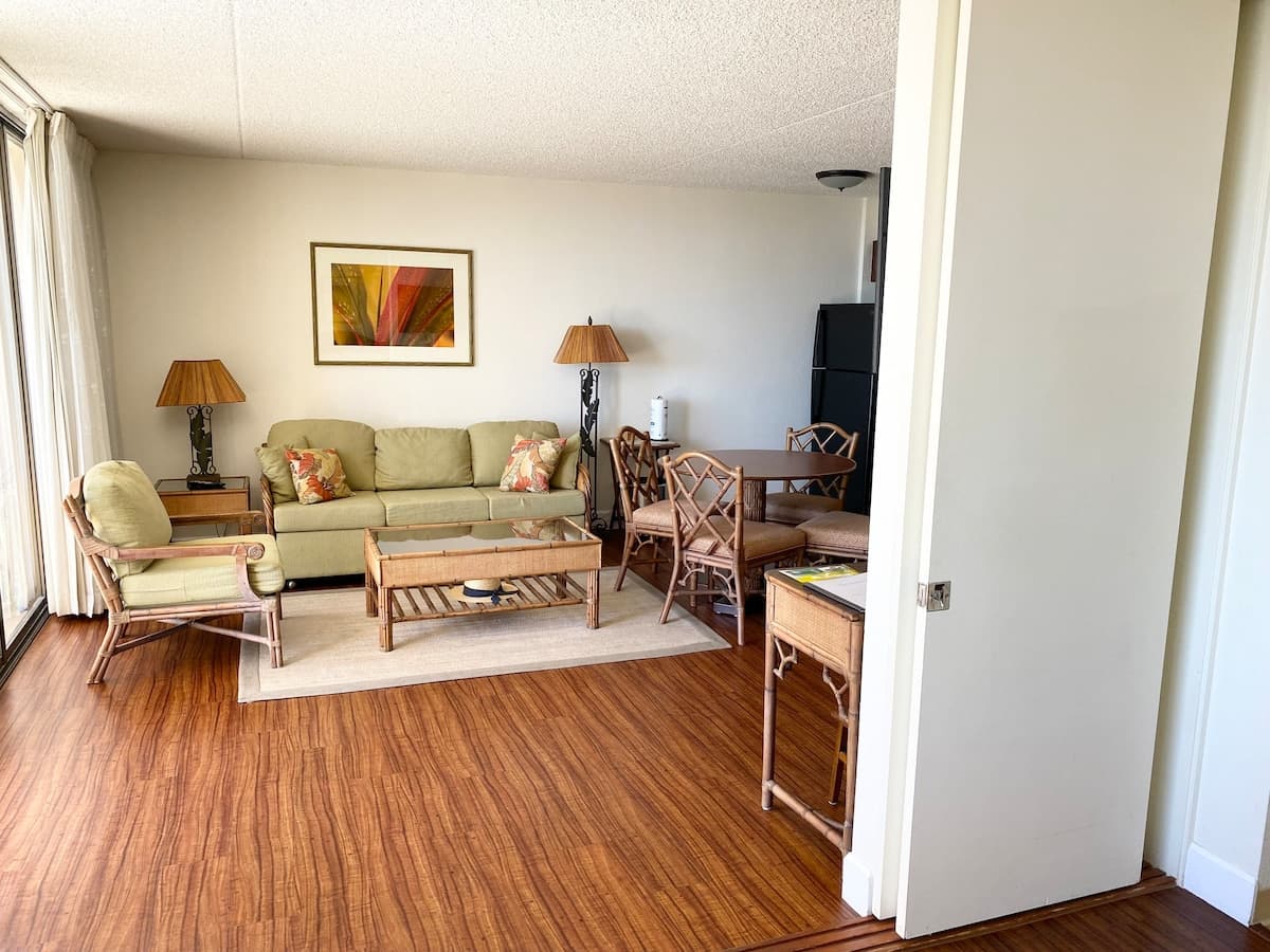 Condo in Honolulu · ★4.96 · 1 bedroom · 3 beds · 1 private bath - Photo 2