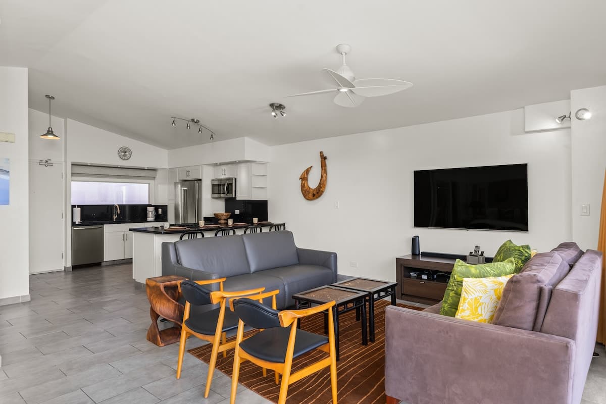 Condo in Honolulu · ★5.0 · 1 bedroom · 2 beds · 2 private baths - Photo 3