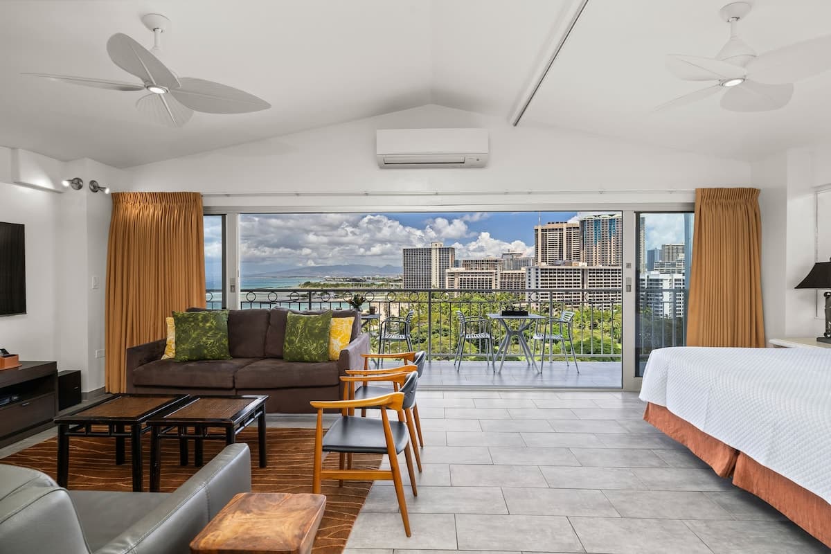 Condo in Honolulu · ★5.0 · 1 bedroom · 2 beds · 2 private baths - Photo 5