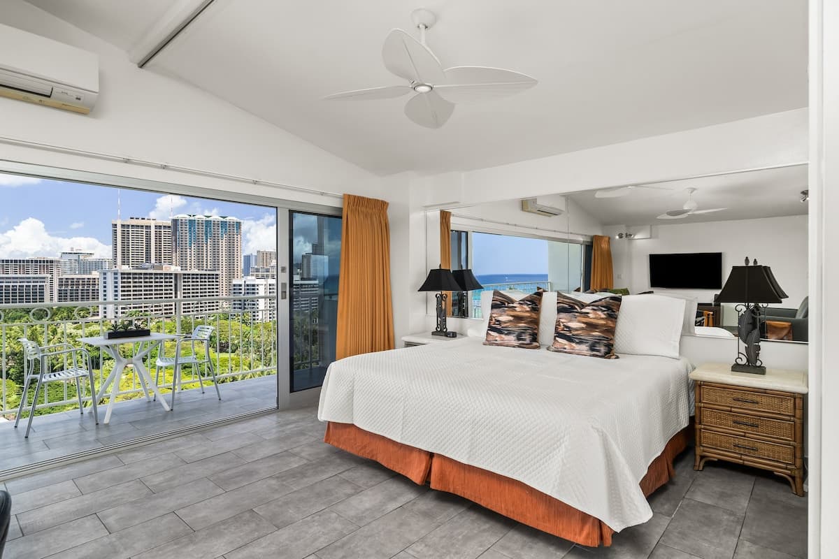 Condo in Honolulu · ★5.0 · 1 bedroom · 2 beds · 2 private baths - Photo 2