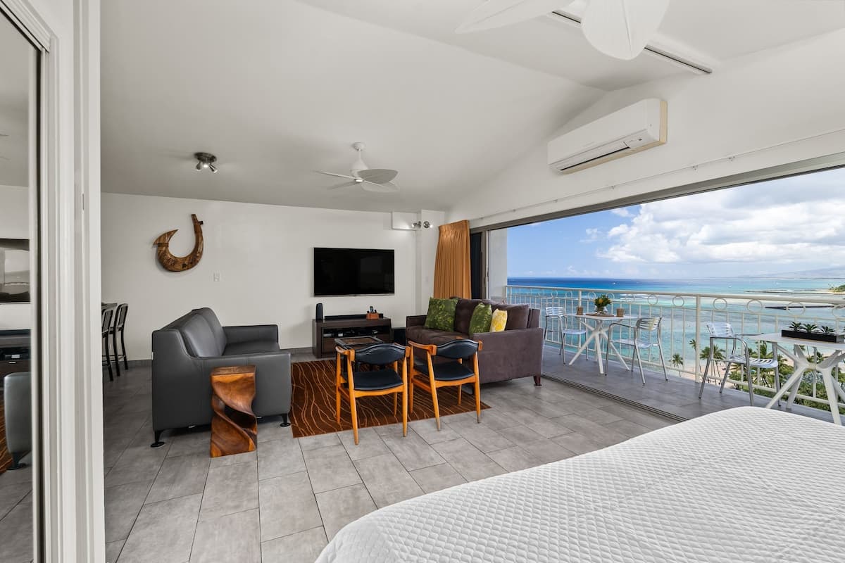 Condo in Honolulu · ★5.0 · 1 bedroom · 2 beds · 2 private baths - Photo 1