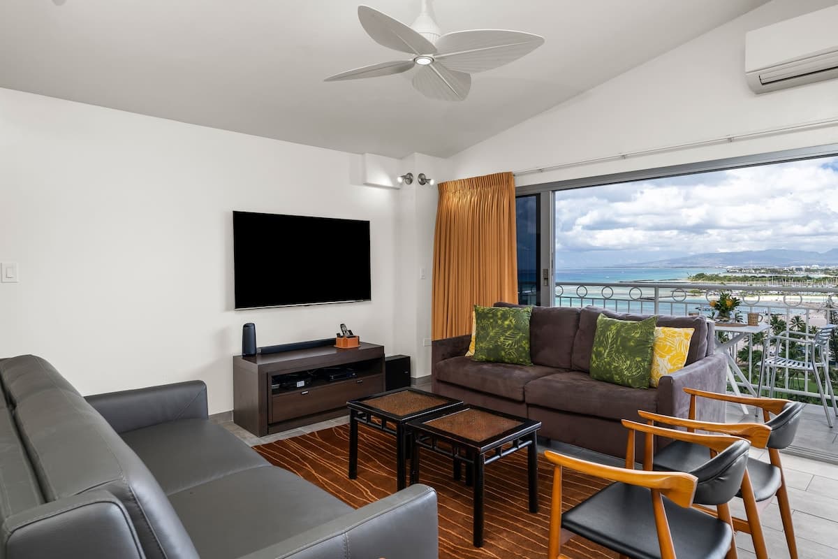 Condo in Honolulu · ★5.0 · 1 bedroom · 2 beds · 2 private baths - Photo 4