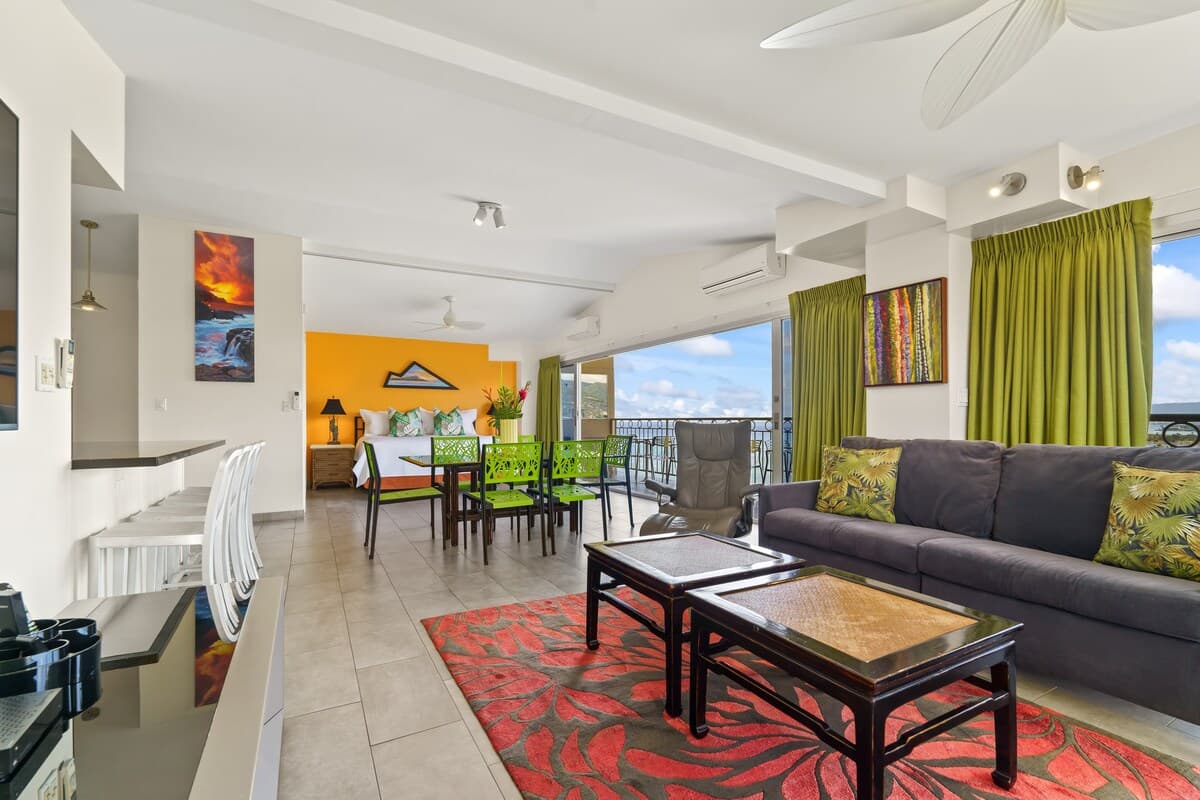 Condo in Honolulu · ★4.86 · 2 bedrooms · 4 beds · 2 private baths - Photo 4