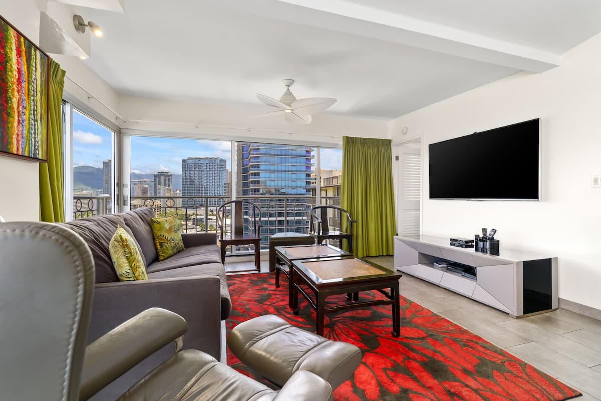 Condo in Honolulu · ★4.86 · 2 bedrooms · 4 beds · 2 private baths - Photo 2