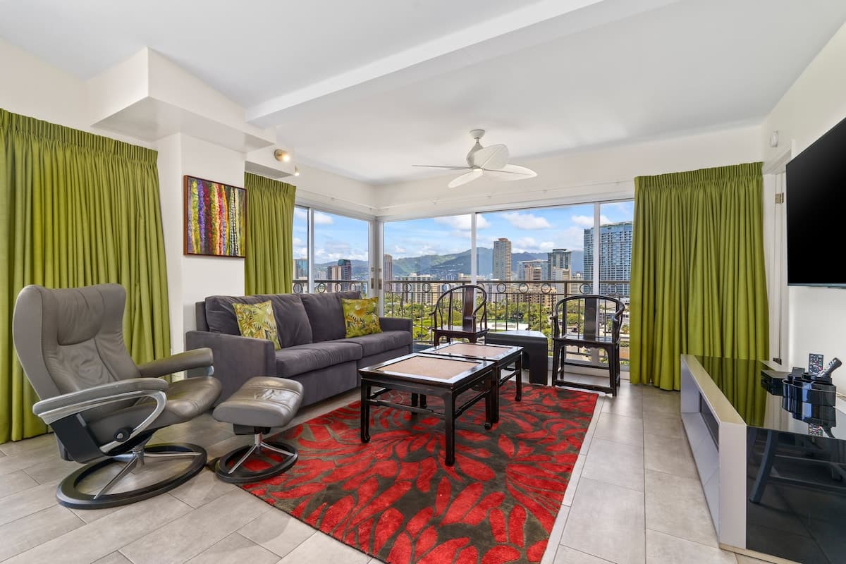 Condo in Honolulu · ★4.86 · 2 bedrooms · 4 beds · 2 private baths - Photo 3